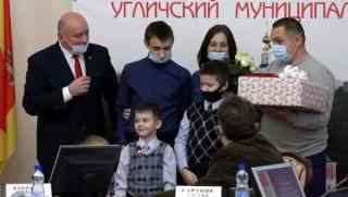 Анатолий Курицин вручил медаль "За верность родительскому долгу"