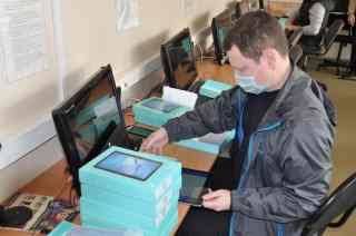Угличским школьникам вручат планшеты для дистанционного обучения