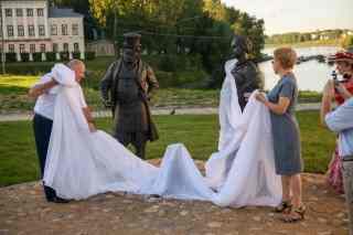 На Успенской площади открыли скульптуру, посвящённую горожанам