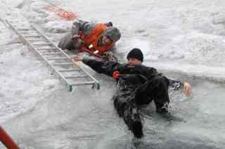 Cотрудники ГИМС Углича провели с рыбаками разъяснительные беседы о запрете выхода на лед